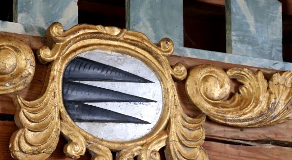 Blason de Bassecourt sculpté sur la tribune, chapelle St-Hubert à Bassecourt